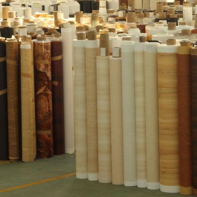 品質  Jiangsu non self adhesive bergli embossed wood grain design pvc interior decorative film roll for doors 工場